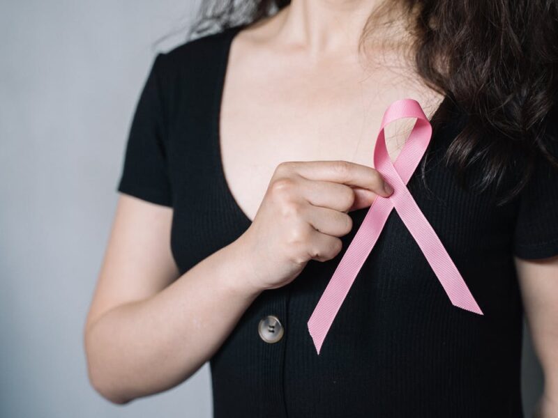 Was sind die Anzeichen und Symptome von Brustkrebs